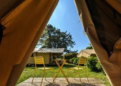 lodge camping naeco baie d'audierne vue exterieure